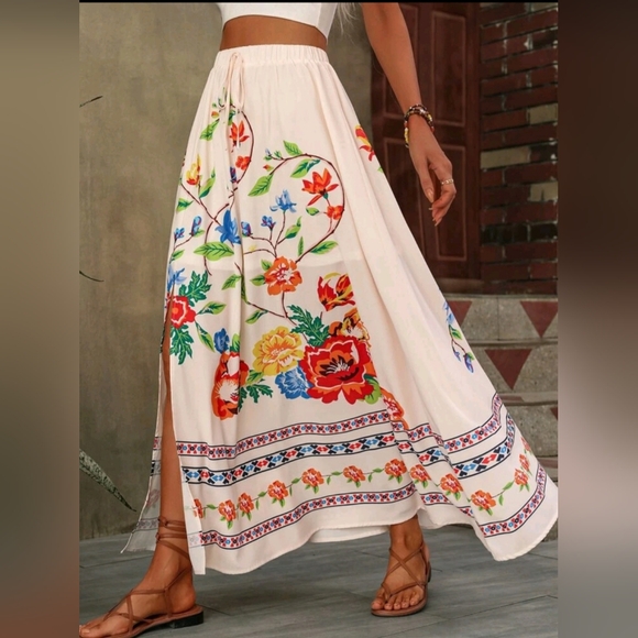 Dresses & Skirts - Women's Floral Print Shirred Waist Skirt Maxi Size Small NWOT